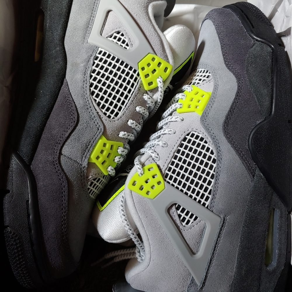 Air Jordan Retro 4 Neon
